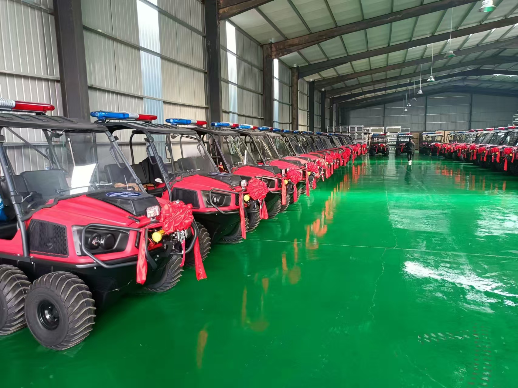 祝賀！河北五星“國(guó)債資金應(yīng)急救援能力提升工程項(xiàng)目”中標(biāo)的55輛“水陸兩棲車”列隊(duì)完畢，準(zhǔn)備發(fā)貨！